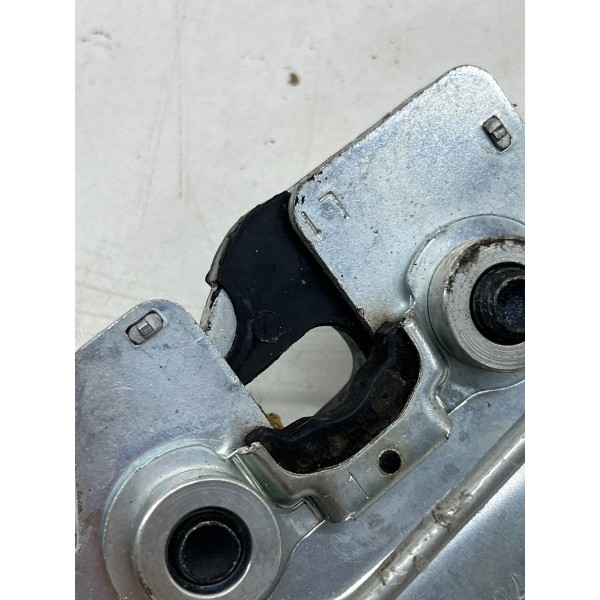 Fechadura Trava Encosto Banco Traseiro Gm Onix 2013 A 2019