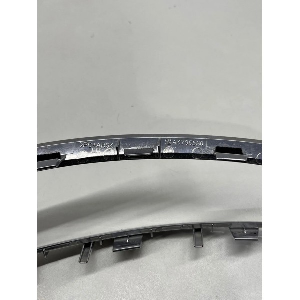 Moldura Lado Direito Chevrolet Tracker 2013 A 2016