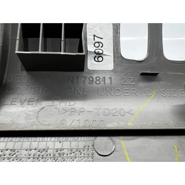 Acabamento Painel Inferior  Mitsubishi Triton 2008 A 2016